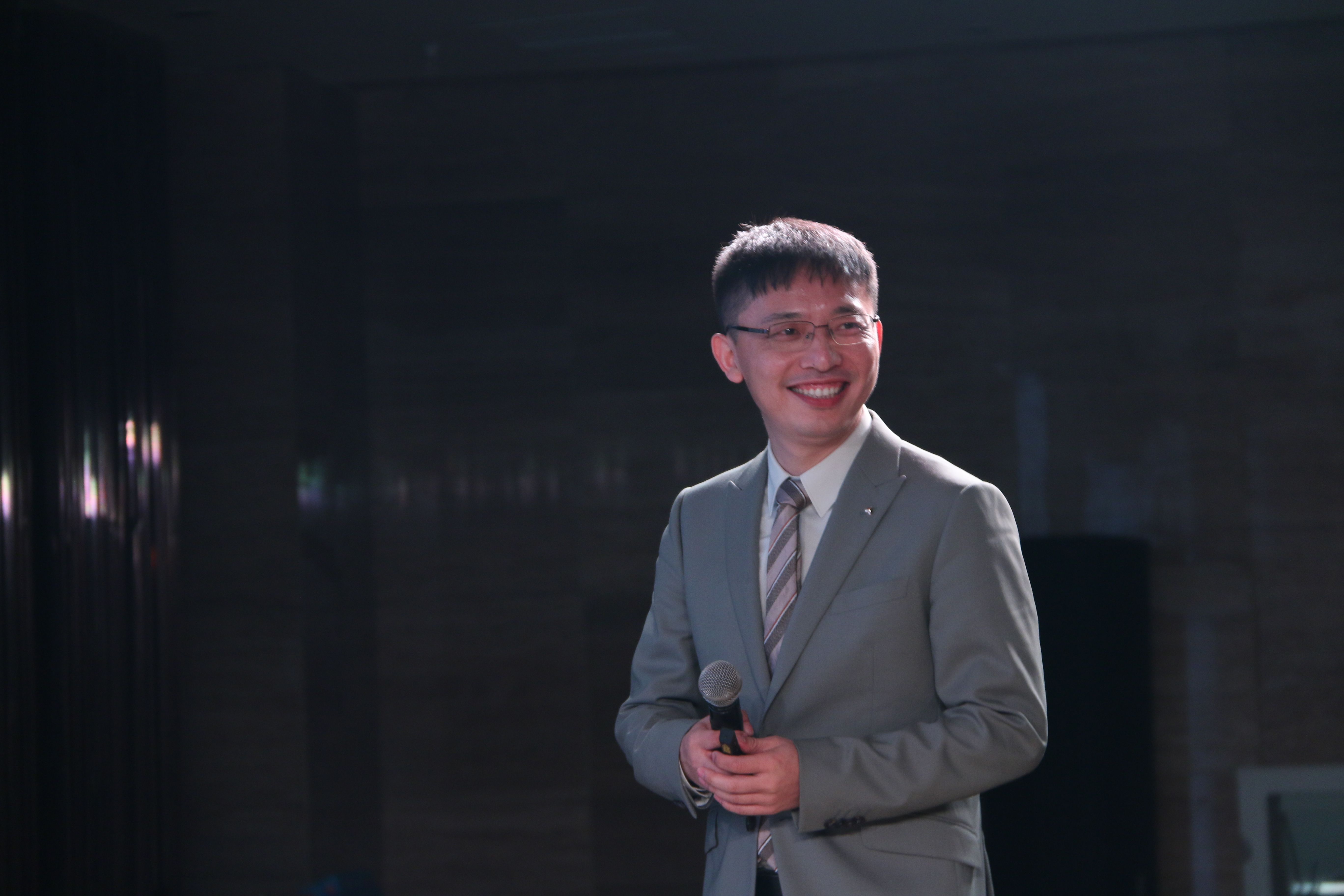 【青峰創元集團】“小蜜蜂”讀書會第一期：《思前.想后》---余董分享